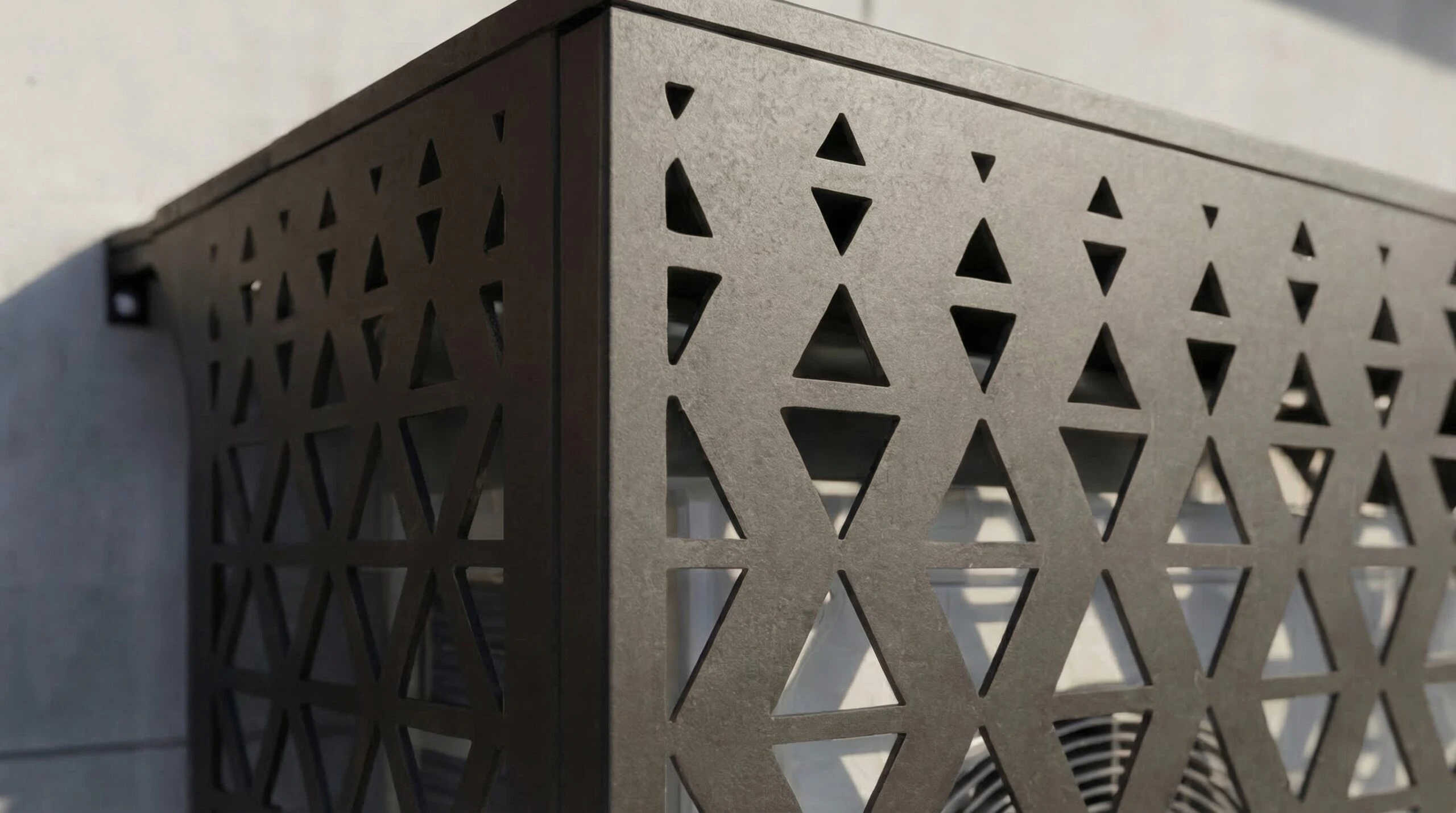 CCLIM-EXT-PRISME-G-MUR(2) Cache climatiseur extérieur fixation murale, motif Prisme-2