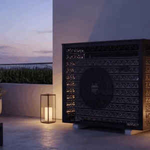 hf_20260312_110237_b133f2e3-a05c-4e91-a04e-a0a239a2c1bb Cache climatisation extérieur design en métal découpé avec motifs décoratifs pour dissimuler une unité extérieure de climatisation.