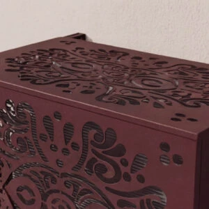 Cache climatisation extérieur design en métal découpé avec motifs décoratifs pour dissimuler une unité extérieure de climatisation.